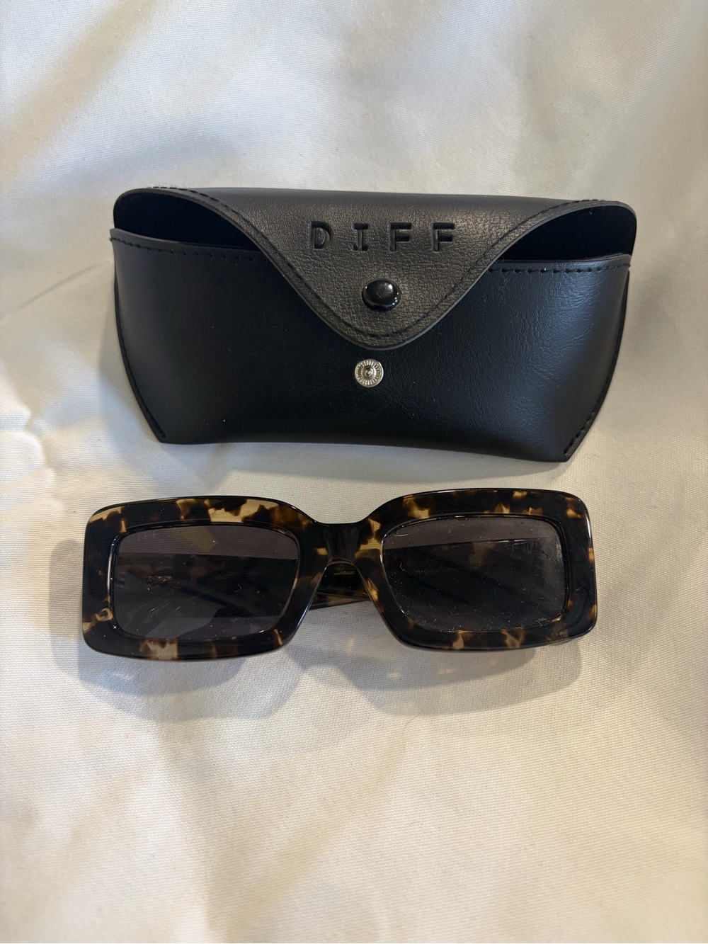 Diff Eyewear Indy Rectangle Sunglasses Espresso Tortoise Shell Brown Retro Case